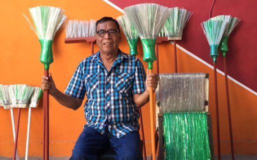 Tiene 72 años y por la pandemia decidió comenzar a elaborar escobas con botellas recicladas