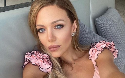 De frente y en ropa interior roja furiosa, Evangelina Anderson cautivó con su figura