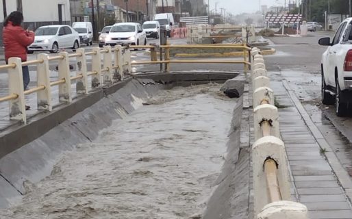Las lluvias complican el canal de la avenida Roca