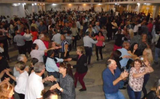 Ante el alerta de una segunda ola hicieron una fiesta y baile con 500 adultos mayores