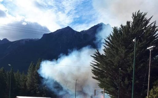 Se desató un incendio en el acceso al Lago Epuyen