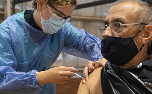 La felicidad de los primeros adultos mayores vacunados