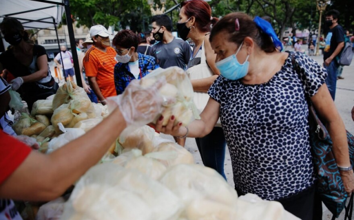 Regalaron más de 1000 kilos de pan para reclamar que se regule la harina