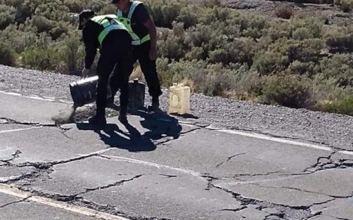 Policías tapan con tierra las grietas de la Ruta N° 3 en el tramo Comodoro-Caleta Olivia