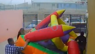 Festejaban un cumpleaños y el viento se llevó el pelotero con los nenes