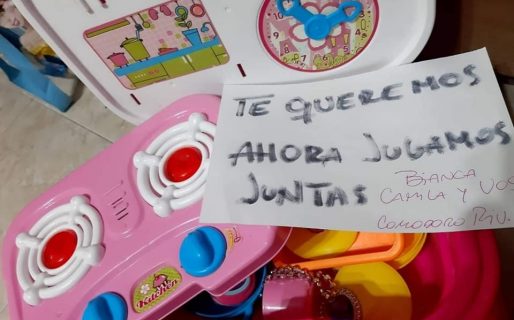 Dos hermanitas comodorenses donaron sus juguetes para niños que perdieron todo en los incendios