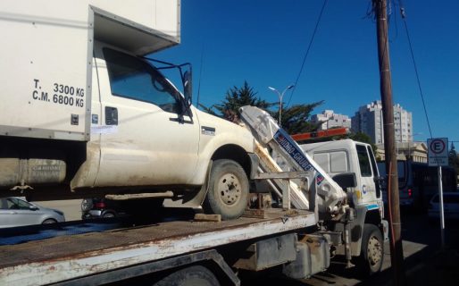 Estacionado en doble fila, discutió con inspectora de tránsito y quiso atropellarla