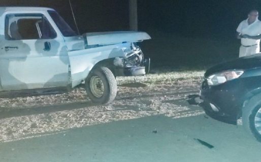 Manejaba borracho, chocó contra un remis y agredió al conductor con un hacha