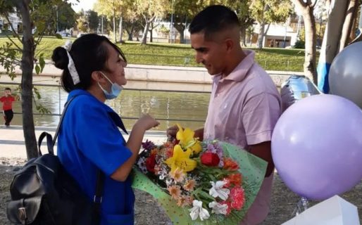 Bombero sorprendió a su enamorada en la escuela y le pidió casamiento
