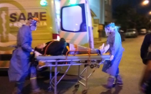 En una cervecería, un parlante cayó sobre la cabeza de una mujer, que terminó hospitalizada