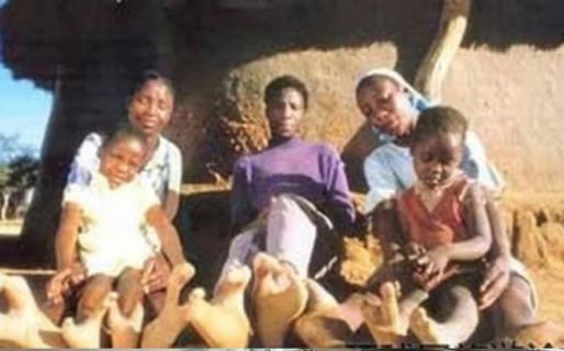 La misteriosa tribu africana con pies de avestruz