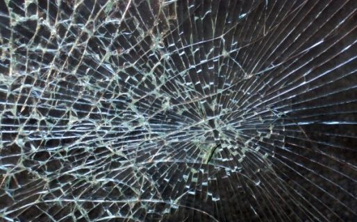 Una mujer le bajó a piedrazos los vidrios de la casa de su ex en el Stella Maris