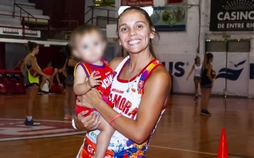 Amamantó a su hija en el entretiempo de un partido de básquet y su foto es furor en redes sociales
