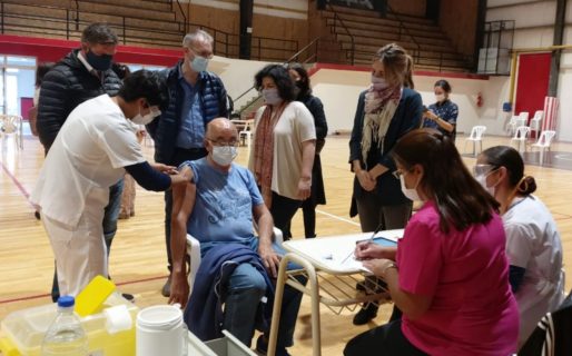 Vizzotti recorrió, junto a Puratich, centros de vacunación en la Cordillera