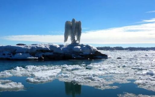 Video: el misterioso ángel de hielo que apareció a orillas de un río de Estados Unidos