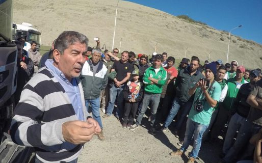 Los camioneros paralizan los yacimientos y la playa de tanques