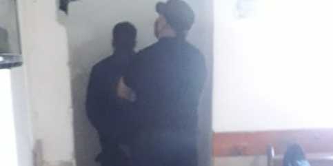 Lo identificaron, se resistió y en la comisaría le encontraron droga