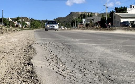 Vecinos denuncian que comenzó a romperse el asfalto cerca de Saavedra