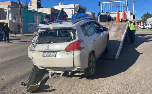 Un camión embistió a un auto en un semáforo km. 3