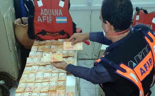 La Aduana argentina secuestró $14.000.000 de un camión