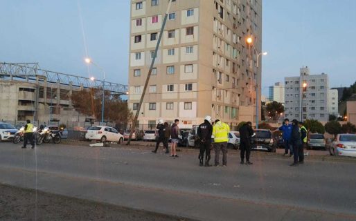 Conductor alcoholizado chocó contra una palma de luz y tres autos estacionados