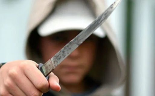 Le robaron 300.000 pesos a un empresario de la camioneta y a un joven casi 7.000 a punta de cuchillo