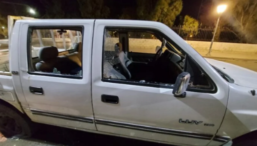 Le rompieron los vidrios de la camioneta y le cortaron las cubiertas