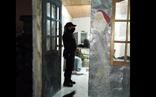 No pagaban el alquiler y el dueño de la casa los sacó a fierrazos