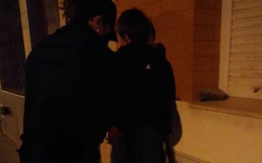 Se refugió en una clínica para evitar que le roben y los ladrones apedrearon el lugar