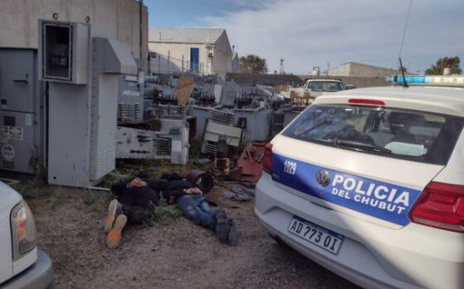 Los detuvieron por intentar robar rollos de cables y tubos