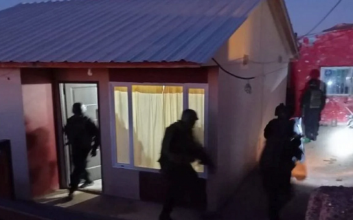 Madrugada violenta en Comodoro: cinco encapuchados entraron a robar en una casa
