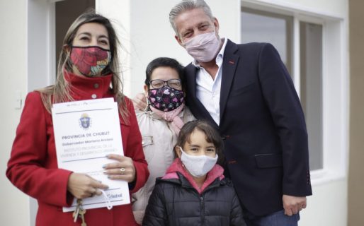 Arcioni entregó 48 viviendas e indicó que hay otras 790 en ejecución en la Provincia