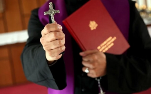 Crecen los exorcismos y ahora la Iglesia da cursos por Zoom para «sacar al diablo» del cuerpo