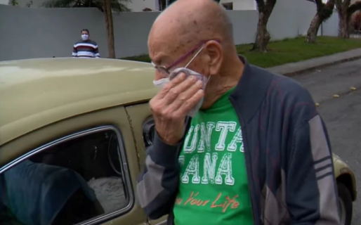 Un docente vendió su auto por problemas económicos y sus alumnos lo compraron y se lo devolvieron