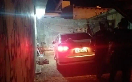 Escapó con el auto e ingresó al patio de su casa llevándose a un policía en el capot