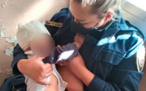 Una policía amamantó al bebé que fue herido con un tenedor en la cabeza