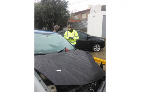 Un conductor alcoholizado chocó contra un auto estacionado