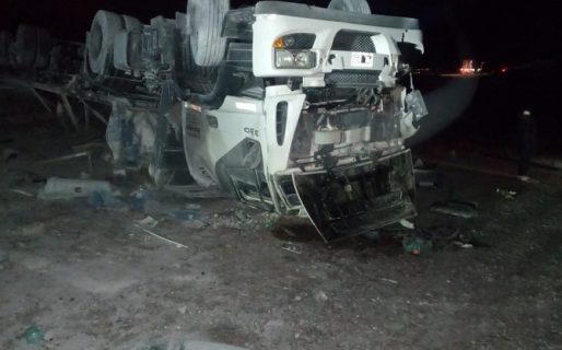 Un camión volcó en la ruta entre Garayalde y Comodoro