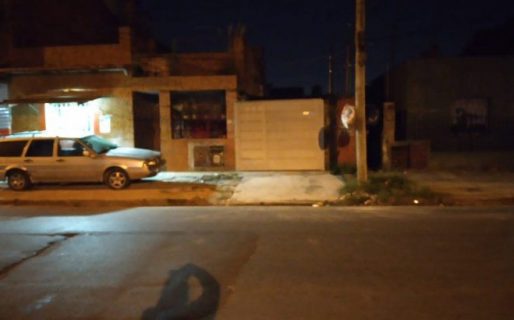 Su madre le dejó la casa una noche y armó una fiesta clandestina