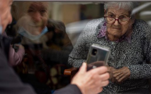 Llevan 65 años de casados y hoy se ven a través de una ventana por la pandemia