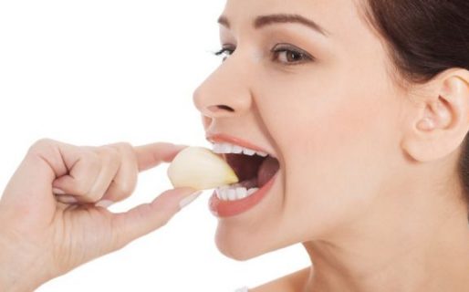 Cómo eliminar el aliento a ajo, según los científicos