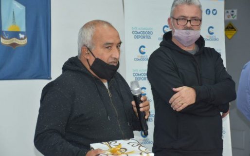 Entre aplausos y emoción, el profe Armando Tula recibió su jubilación