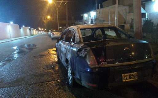Se incendió un vehículo en plena calle