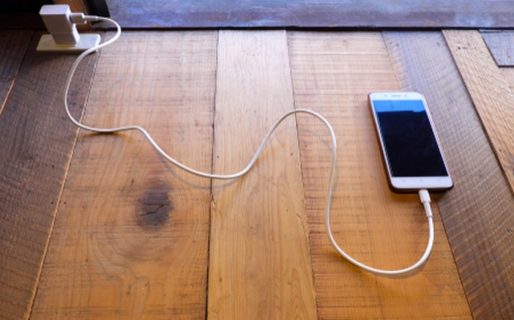 Un bebé de 8 meses murió electrocutado al morder el cable del cargador de un celular