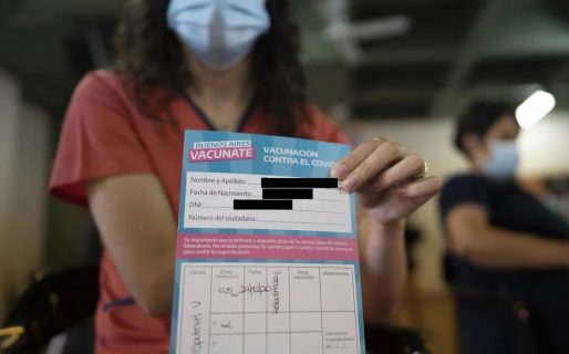 Por qué no deberías mostrar tu certificado de vacunación contra el coronavirus en redes sociales