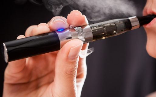 Prohibirán fumar cigarrillos electrónicos en lugares públicos y privados cerrados