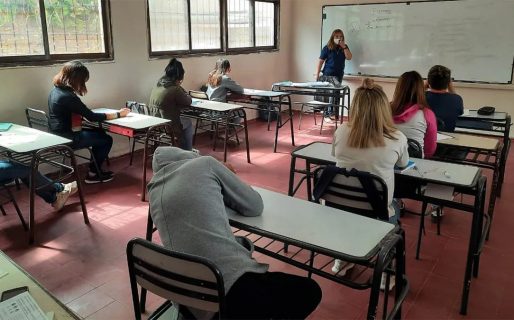 Un alumno usó su barbijo para machetearse en un examen
