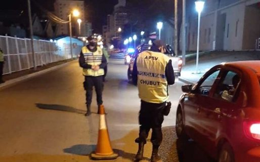 Golpeó a un inspector en un control y se encerró en su camioneta hasta ser detenido