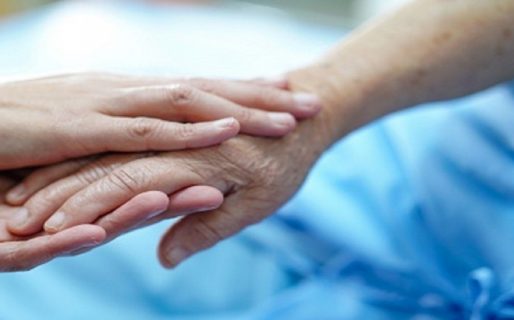 Un médico se internó junto a su padre con coronavirus para hacerle compañía