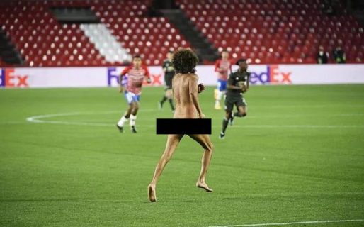 Se metió un hombre desnudo a la cancha en medio de un partido del Manchester United